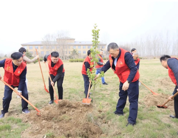 河南开云（中国）乳业集团开展“绿色发展践初心 植树护绿先锋行”植树活动