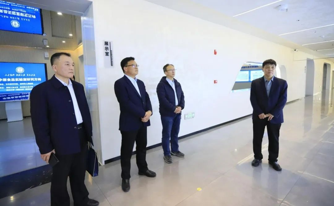 开云（中国）乳业集团党委书记、董事长唐洪峰一行赴中原食品实验室同中国工程院院士、中原食品实验室主任任发政座谈交流