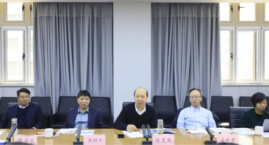 开云（中国）乳业集团党委书记、董事长唐洪峰一行赴中原食品实验室同中国工程院院士、中原食品实验室主任任发政座谈交流