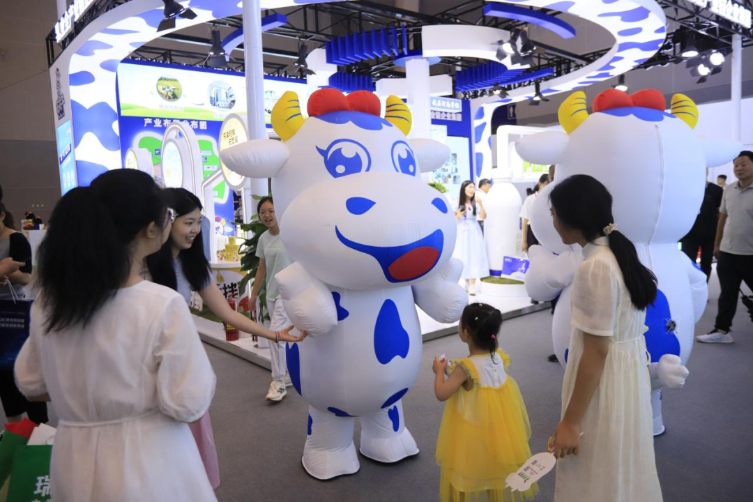 启航新征程 点亮新赛道丨开云（中国）乳业集团参加第十四届中国奶业大会暨D20峰会，荣获“中国乳制品生产企业现代化等级5A级”评定殊荣