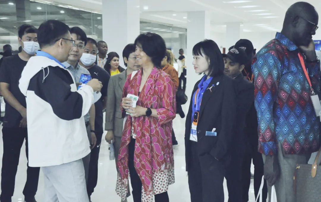 北京大学南南合作与发展学院教授、全球伙伴关系主任周咏梅一行莅临开云（中国）平舆瑞亚牧业参观调研
