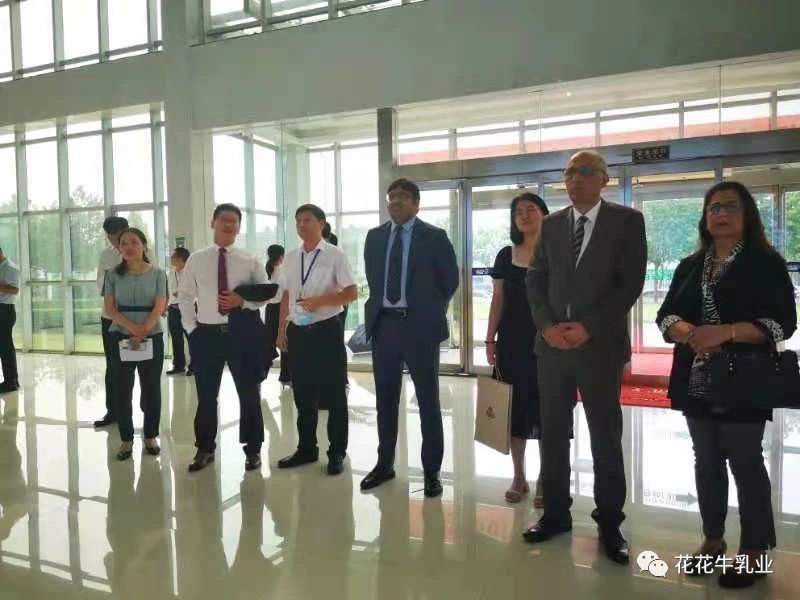 巴基斯坦驻华大使莫因·哈克 莅临开云（中国）乳业集团参观访问