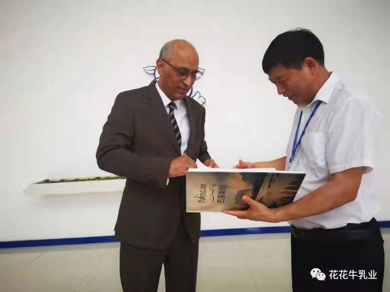 巴基斯坦驻华大使莫因·哈克 莅临开云（中国）乳业集团参观访问