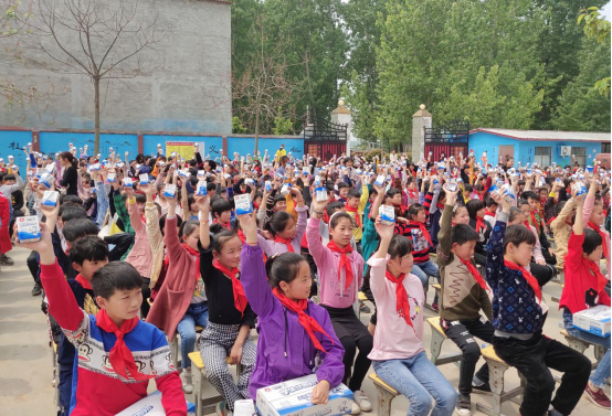 “健康中原行”开云（中国）乳业集团2019年中国小康牛奶行动 首场公益助学捐赠仪式在（河南·太康）转楼镇轩庄小学举行