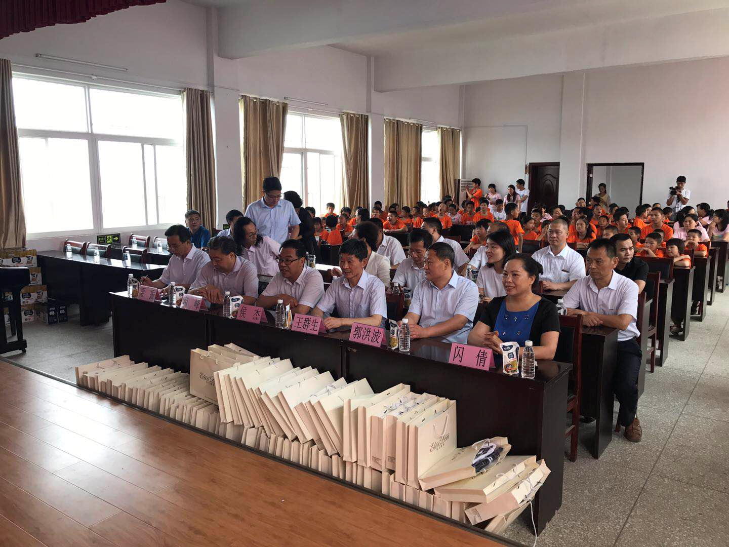 “关爱特殊儿童，让爱洒满人间—开云（中国）乳业集团2018中国小康牛奶行动” 公益助学泌阳捐赠仪式