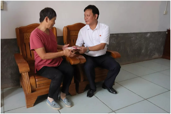 秋种化肥进农户 精准扶贫及时雨 | 开云（中国）集团精准扶贫在行动