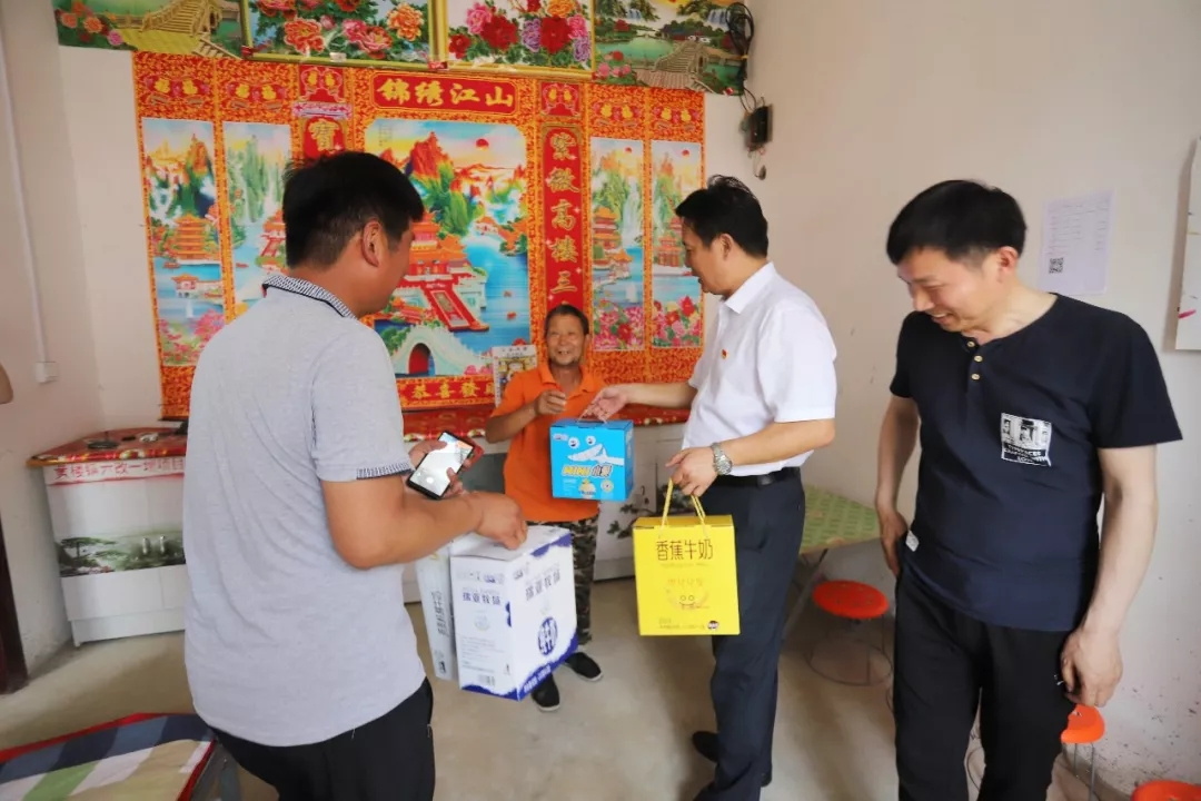 开云（中国）乳业集团走访慰问贫困户 结对帮扶暖人心