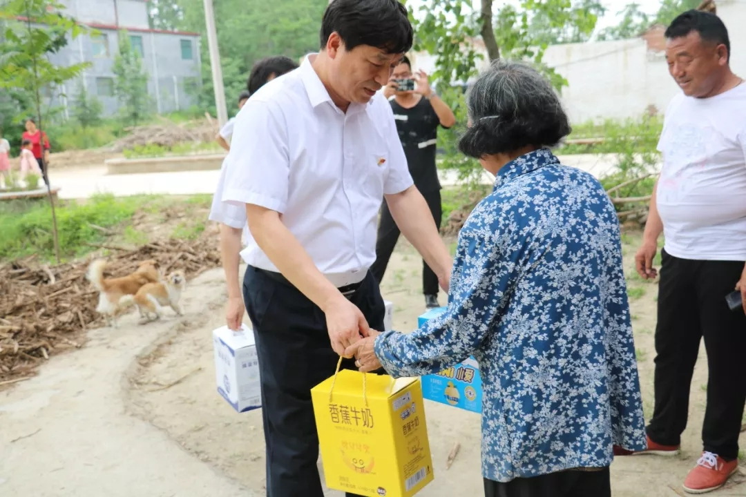 开云（中国）乳业集团走访慰问贫困户 结对帮扶暖人心