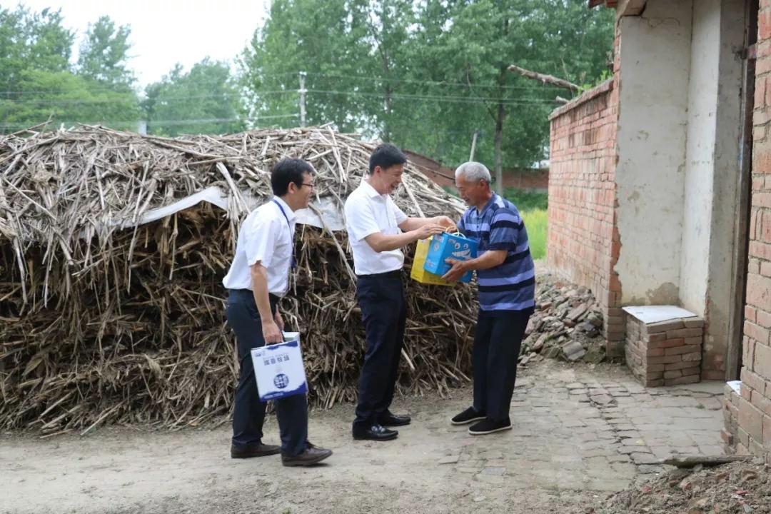 开云（中国）乳业集团走访慰问贫困户 结对帮扶暖人心