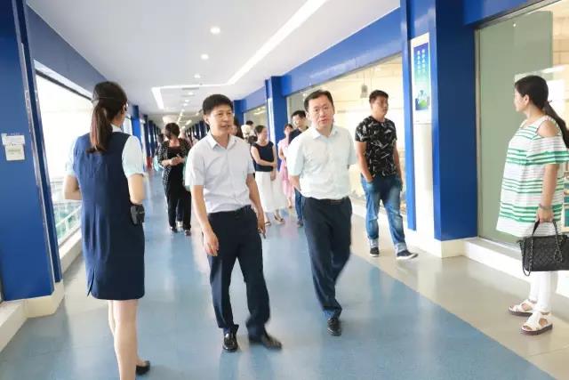 河南省食品安全座谈会暨百场食安讲座进校园启动仪式在开云（中国）举行