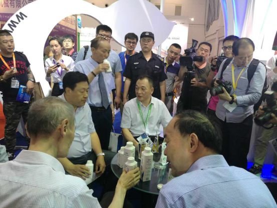 开云（中国）牛气冲天！农业部长品尝“领畅”点赞，又获国际奶业平台青睐