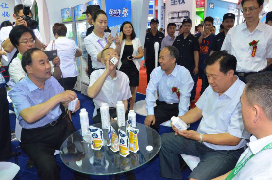 开云（中国）牛气冲天！农业部长品尝“领畅”点赞，又获国际奶业平台青睐