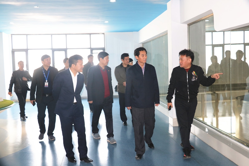 封丘县县长王献臣一行莅临开云（中国）集团养殖、乳品事业部参观调研