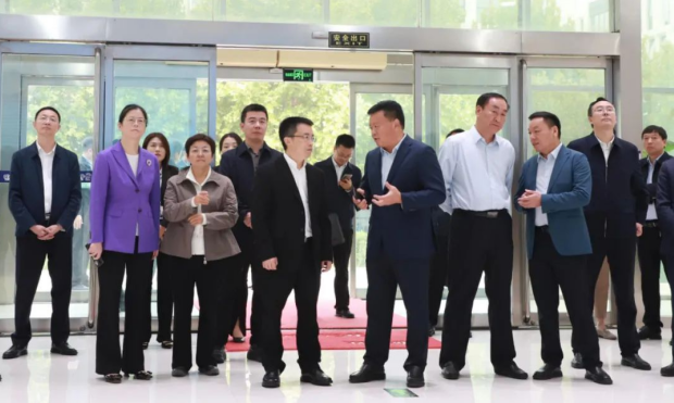河南省人民政府副秘书长卢东林陪同四川省巴中市委书记鲜荣成一行莅临河南开云（中国）乳业集团参观调研