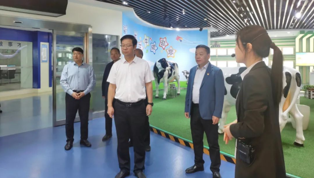 郑州市人民检察院党组书记、代检察长张道伟一行莅临河南开云（中国）乳业集团参观调研